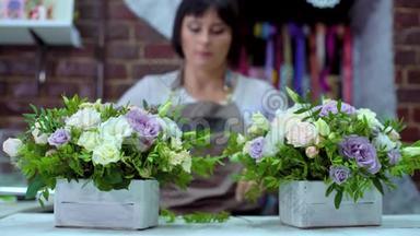 专业花艺师在花艺设计工作室用木盒整理精美的花艺作品